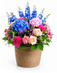 ramo de rosas, peonías, dalias, delphinium azul y hortensia azul en maceta redonda de cuerda