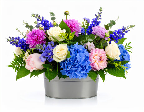 ramo de rosas, peonías, dalias, delphinium azul y hortensia azul en maceta de metal