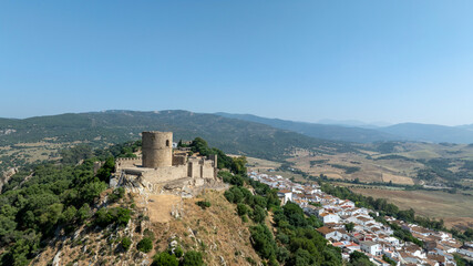 Fototapeta premium Vista aérea del castillo de Jimena de la Frontera en el parque natural de los alcornocales en la provincia de Cádiz, Andalucía 