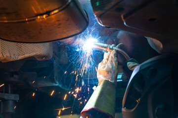 Schweißer bei der Arbeit am Auspuff