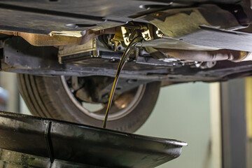 Ölwechsel in der Werkstatt. Ablassen des Motoröls