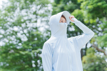 紫外線対策にラッシュパーカーを着る女性