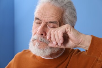 Obraz premium Senior man suffering from eyestrain at home