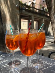 drei Aperol mit Eis im Glas 