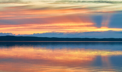 Obraz premium Late Evening Twilight Over Calm Reflecting Lake