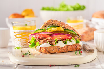 Fresh and delicious sandwich with pulled beef, gherkins and tomato.