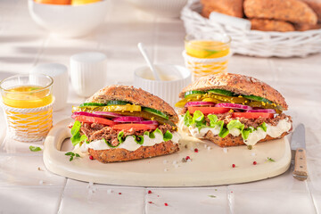 Healthy and crispy sandwich with pulled beef, gherkins and tomato.