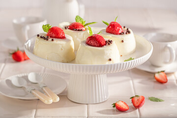 Tasty and homemade monoportion cheesecake flavored with berries and vanilla.