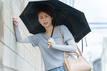 熱中症でふらつく女性