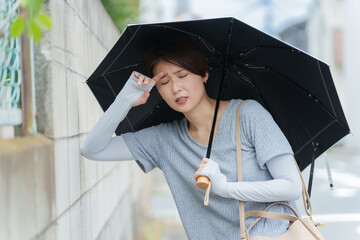 熱中症でふらつく女性