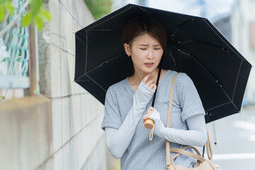 熱中症でふらつく女性
