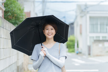 日傘をさす笑顔の女性