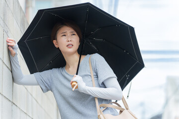 熱中症でふらつく女性