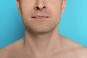 Naklejka premium Man after shaving on light blue background, closeup