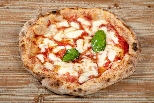 pizza margherita al forno impastare lavorazione impasto infornare ingredienti farina panetto mozzarella polpette 