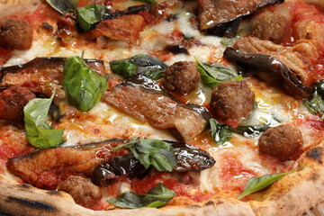 pizza margherita al forno impastare lavorazione impasto infornare ingredienti farina panetto mozzarella polpette 