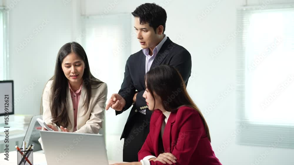Aufkleber office workers collaborating on a project, using a laptop and exchanging ideas, demonstrating teamwo