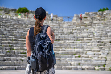 Bella Modella posa nell'anfiteatro e nel tempio Greco