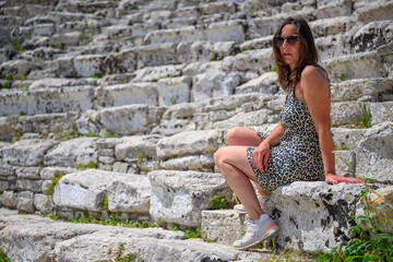 Bella Modella posa nel tempio Greco