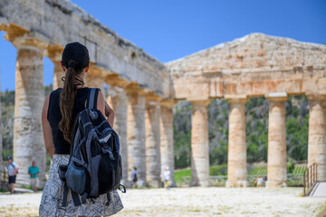 Bella Modella posa nell'anfiteatro e nel tempio Greco