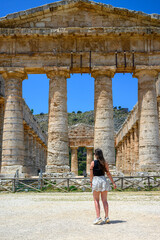 Bella Modella posa nell'anfiteatro e nel tempio Greco