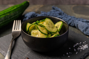 Kalter frischer Gurkensalat im Sommer