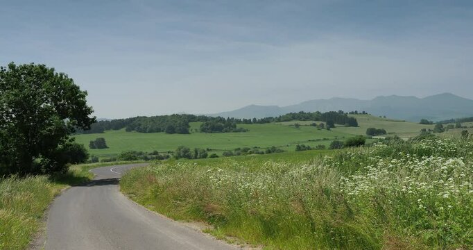 Magnifiques vues sur les paysages d'Auvergne depuis la d&eacute;partementale 05 entre Murol et Chambon-sur-lac. Collines aux prairies fleuries d'&eacute;t&eacute; au coeur du Massif Central
