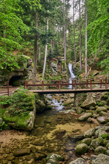 Drewniany most nad rzeką Podgórna, w tle wodospad Podgórnej, Karkonosze, Polska, Europa
