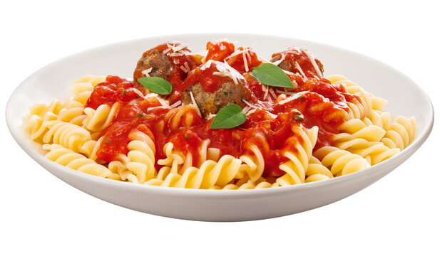 prato com macarr&atilde;o ao molho de tomates frescos acompanhado de alm&ocirc;ndegas de carne bovina e manjeric&atilde;o isolado em fundo transparente