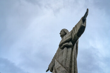 Fototapeta premium Statue von Jesus mit offenen armen am freien Himmel