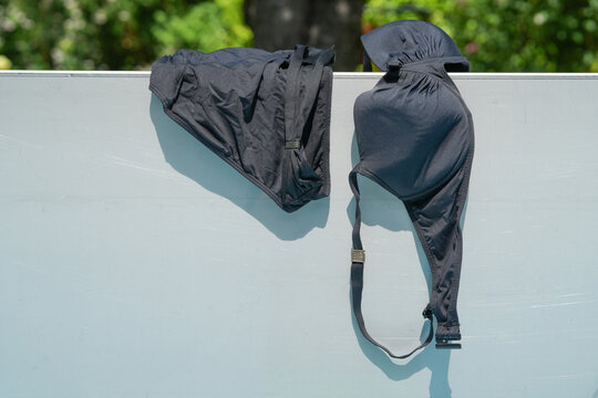 Schwarzes Bikini am Poolrand ist bereit f&uuml;r die Sommersaision und das Baden