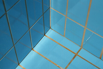 Ecke eines leeren Pools der kein Wasser hat
