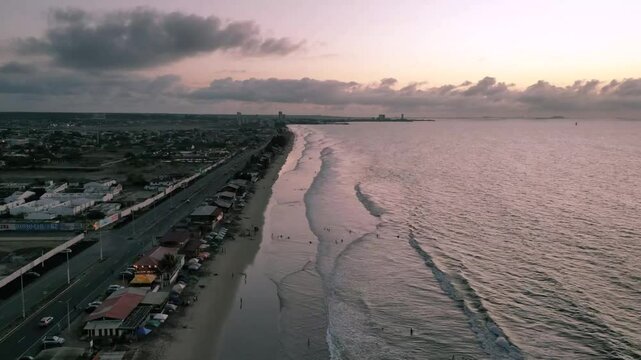 Timelapse de atardecer en la playa de San Pablo, Ecuador, con olas suaves, cielo dorado.