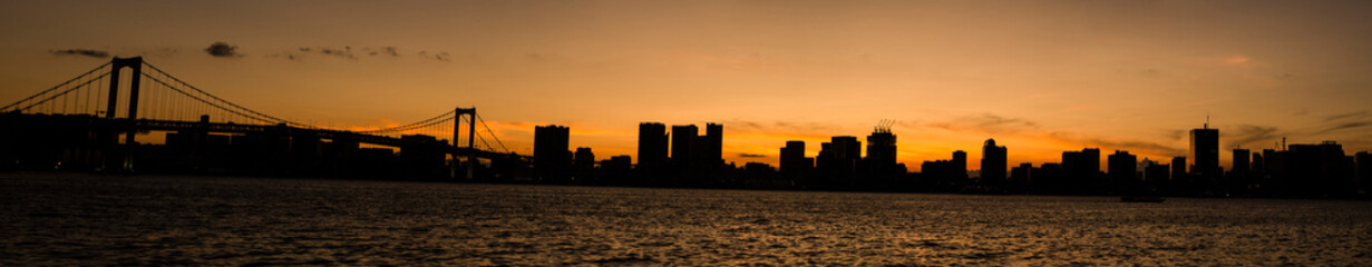 東京豊洲の夕暮れ,オレンジ色に染まる空,マジックアワーを迎える東京湾,オレンジ色の空に染まる豊洲大橋 © hirota