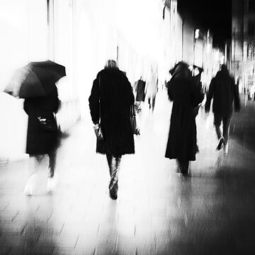 Silhouette von flanierenden Frauen