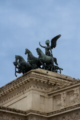 Obraz premium Estatua romana, carruaje antiguo, escultura en Italia