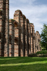 Vista del Acueducto de los Milagros, ruinas romanas en M&eacute;rida, Extremadura