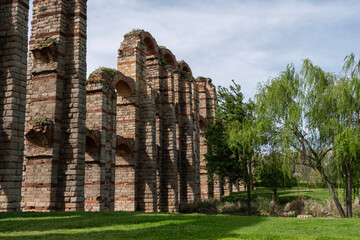 Vista del Acueducto de los Milagros, ruinas romanas en M&eacute;rida, Extremadura