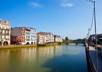 Widok na unikatowe, kolorowe kamienice i jeden z mostów, Bayonne, Francja, View of the unique, colorful townhouses and one of the bridges, Bayonne, France