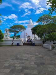 Kiri Vehera Stupa in Kataragama, Sri Lanka – Sacred Buddhist Temple under Clear Blue Sky

Kiri...