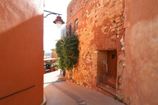 Fototapeta Ruelle bordée de maisons typiques en ocre, village typique de Roussillon, département du Vaucluse, France