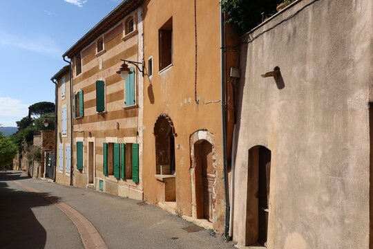 Fototapeta Ruelle bordée de maisons typiques en ocre, village typique de Roussillon, département du Vaucluse, France