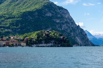 Fototapeta premium Scenic Lake Como view with lush hills and buildings.