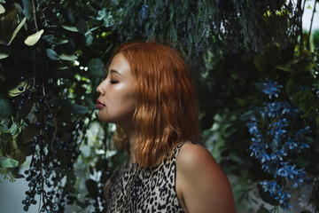 植物園の中の女性