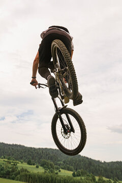 Mountain Biker Jumping in Air Over mountains Landscape | Rowerzysta skaczący z dropa na tle g&oacute;r