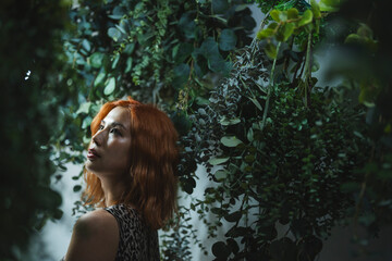 植物園の中の女性