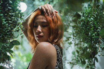 植物園の中の女性