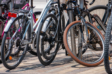 entassement de vélos sur un parc à vélo