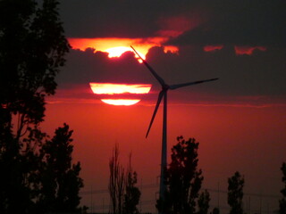 Blutiger Sonnenuntergang,lila Wolken,rote Sonne