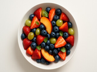 Zdrowa sałatka owocowa/warzywna w naczyniu